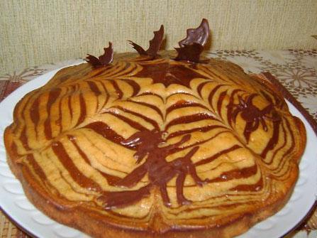 Jednoduchý koláč s dekoráciami na Halloween Jednoduchý koláč s dekoráciami na Halloween