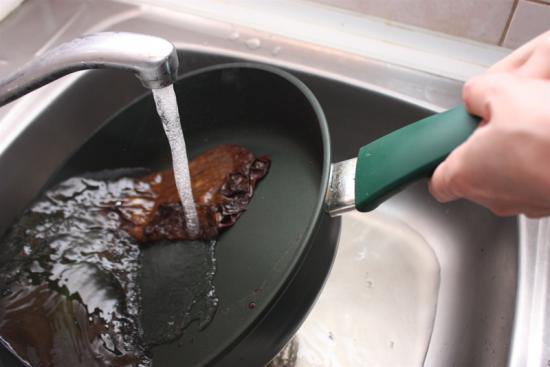 Ako na pripálené hrnce, poškriabané sklíčka či ovocné mušky Ako na pripálené hrnce, poškriabané sklíčka či ovocné mušky